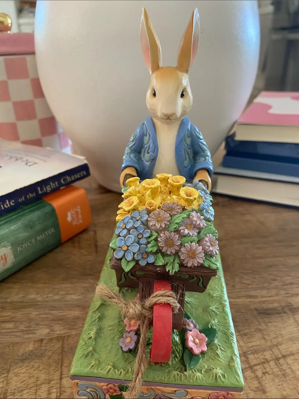 Jim Shore 6014048 Peter Rabbit with Flowers